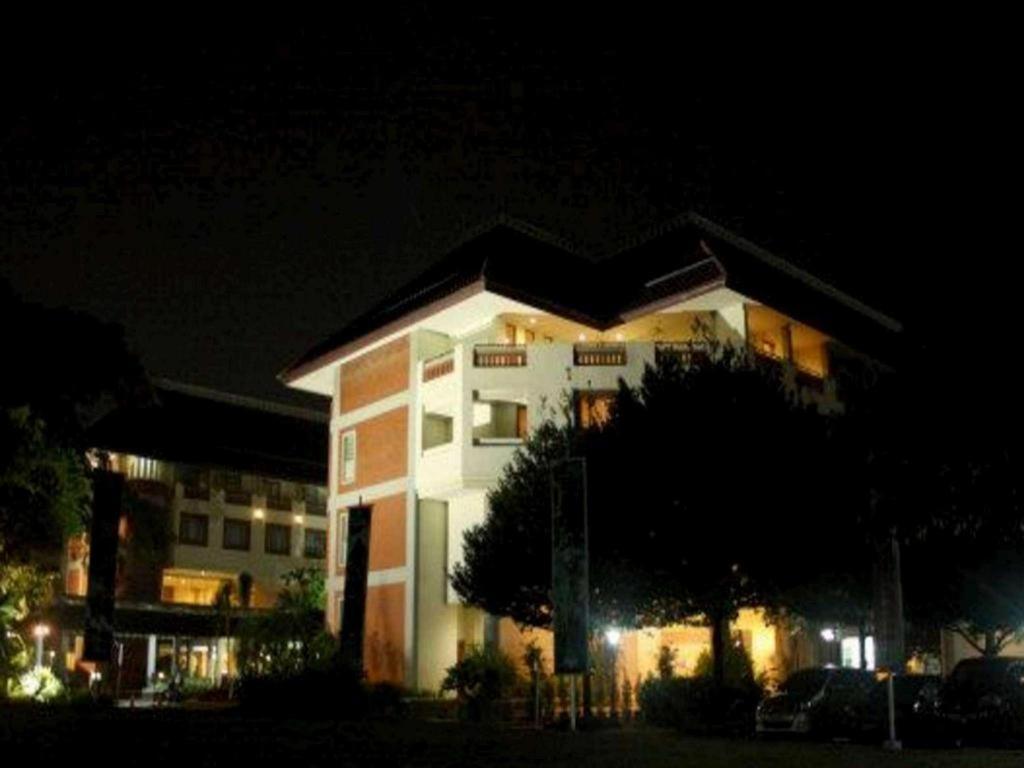 Bumi Wiyata Hotel Depok Exterior foto