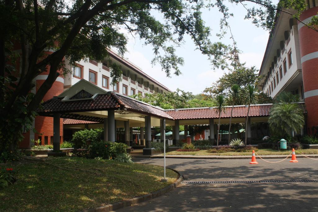 Bumi Wiyata Hotel Depok Exterior foto