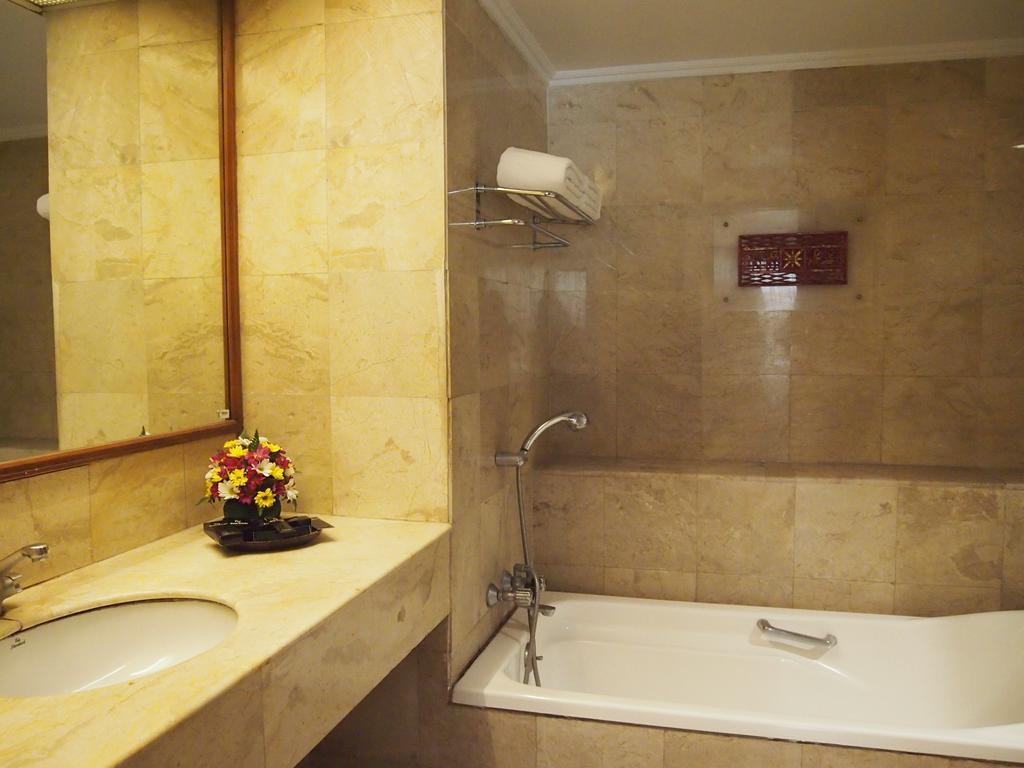 Bumi Wiyata Hotel Depok Exterior foto