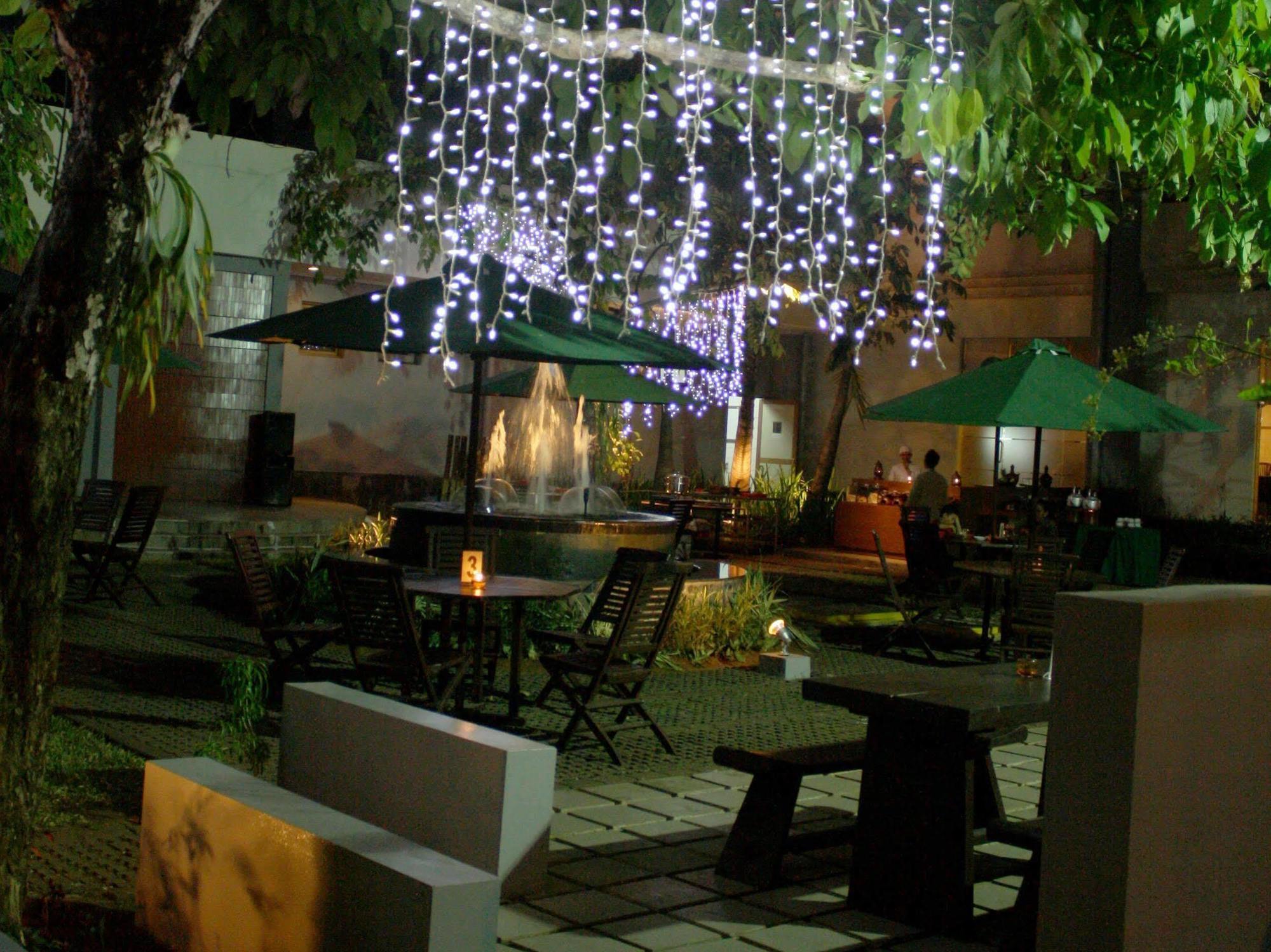 Bumi Wiyata Hotel Depok Exterior foto